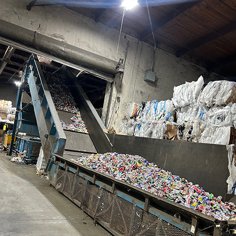 Recycling conveyor with sorted materials